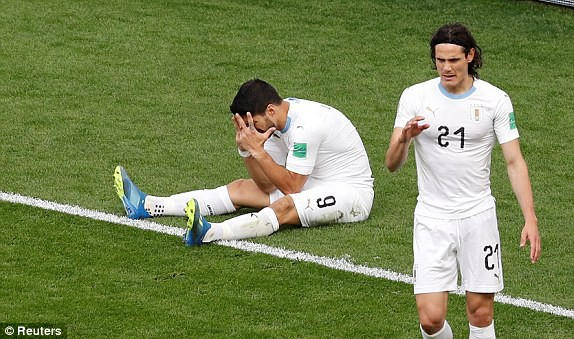 Suarez (trái, Uruguay) ôm mặt đầy tiếc nuối sau khi bỏ lỡ cơ hội ghi bàn. Ảnh: Reuters
