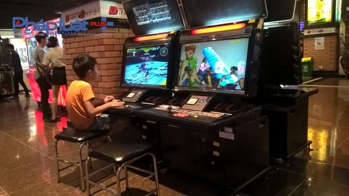 Nhiều trường hợp trẻ tự bỏ xèng vào máy, không có sự quản lý của người lớn đi kèm.