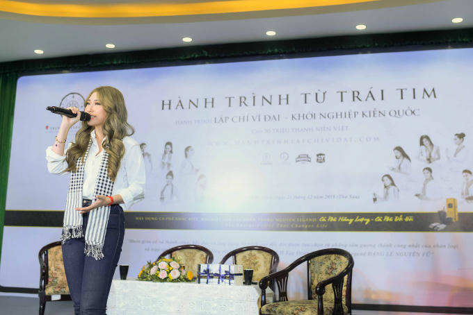 Con đường đến với âm nhạc của Khổng Tú Quỳnh không trải hoa hồng khi cô phải mất nhiều năm nỗ lực mới được khán giả công nhận. Đó là lý do Khổng Tú Quỳnh rất thích cuốn sách “Không bao giờ thất bại – Tất cả là thử thách” bởi những bài học trong cuốn sách cho thấy, chỉ cần kiên trì theo đuổi đam mê và có những bước đi đúng đắn là sẽ đạt được thành công.