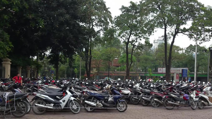 Các bãi trông giữ xe tư nhân phía ngoài công viên cũng nhân cơ hội "kiếm chác" trong các ngày nghỉ lễ.