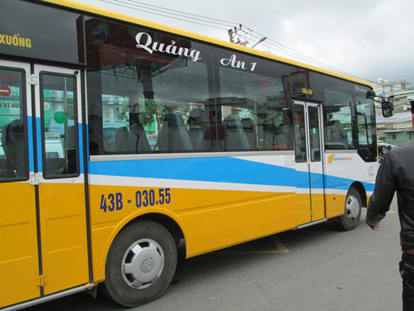 Hơn 200 tài xế, nhân viên xe bus thuộc Công ty CP Công nghiệp Quảng An 1 chi nhánh Đà Nẵng đồng loạt ngừng làm việc và tập trung tại bãi đỗ xe bus ở chân cầu Thuận Phước