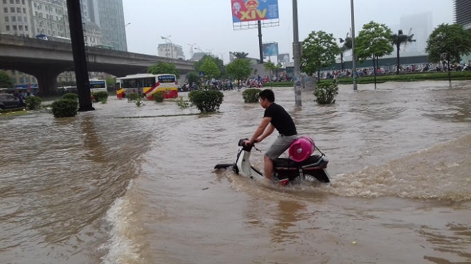 Hà Nội: Ô tô, xe máy la liệt