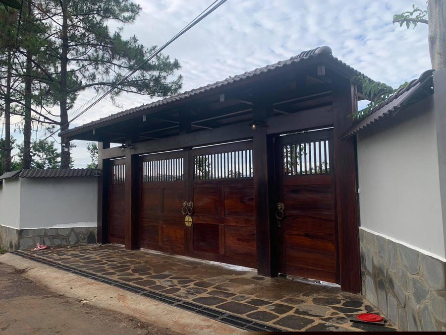 Cổng ra vào và bờ tường đúng chất Nhật Bản.