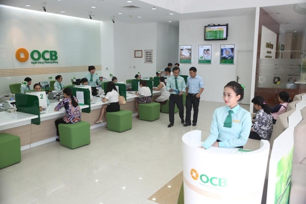 Khách hàng giao dịch tại OCB.