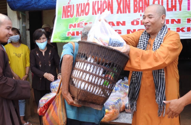 Tặng quà hỗ trợ đồng bào dân tộc S’tiêng chống dịch Covid-19