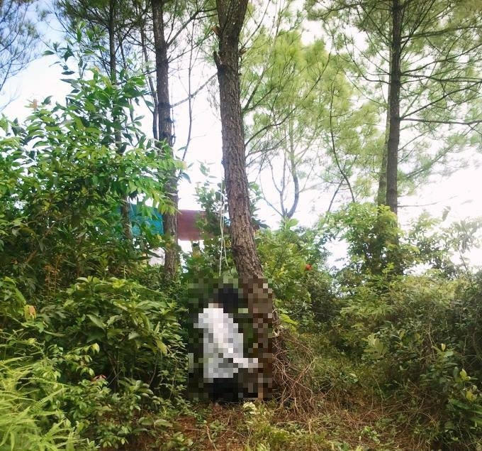 Hình ảnh chị Đào Thị Hoa chết trong tư thế treo cổ. (Ảnh nhân chứng và LS Nguyễn Duy Dụ cung cấp).