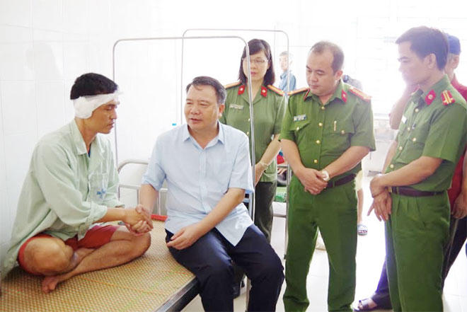 Đại tá Nguyễn Văn Trung, Giám đốc Công an tỉnh Hà Nam thăm, tặng quà đồng chí Nguyễn Anh Tú.