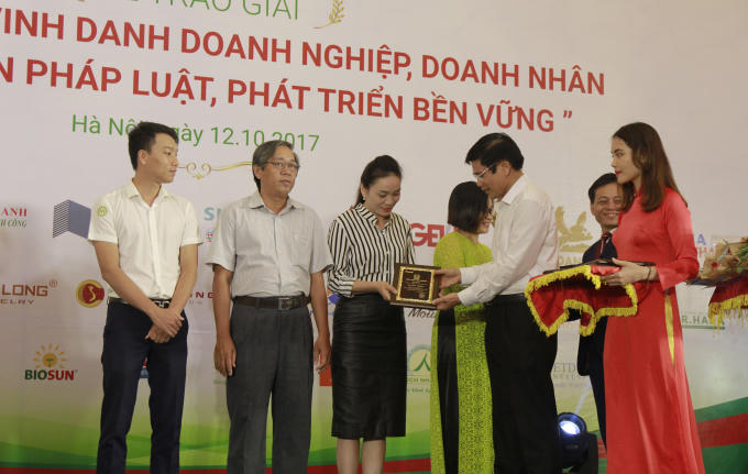 Đại diện Ban tổ chức trao 6 giải Khuyến khích, mỗi giải nhận 5 triệu đồng tiền mặt và nhiều tặng phẩm giá trị  cho các tác giả đoạt gải.