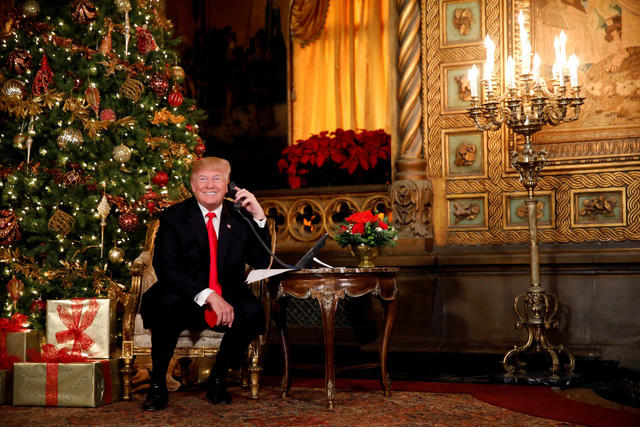 Tổng thống Trump gọi điện nói chuyện với các em nhỏ trong đêm Giáng sinh tại khu nghỉ dưỡng Mar-a-Lago của gia đình ông ở Florida hôm 24/12. (Ảnh: Reuters)