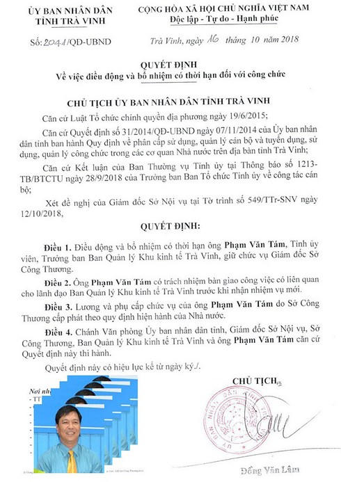 Ông Phạm Văn Tám (ảnh nhỏ góc trái bên dưới - nguồn: Cổng TTĐT Trà Vinh) và quyết định điều động, bổ nhiệm do chủ tịch tỉnh ký - Ảnh: T.BẢO