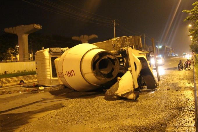 Bê tông đổ tràn ra đường.