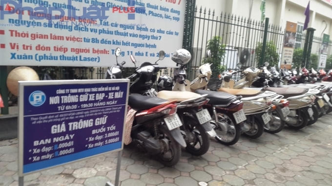 Điểm trông giữ xe này, Công ty Khai thác điểm đỗ được quyền quản lý và khai thác, tuy nhiên các nhân viên ở đây lại thu gấp 3 lần giá vé quy định từ 3.000 VNĐ lên 10.000VNĐ/xe máy.