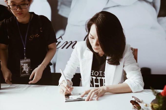Mỹ Tâm tại buổi kí tặng. Ảnh: Fanpage My Tam.