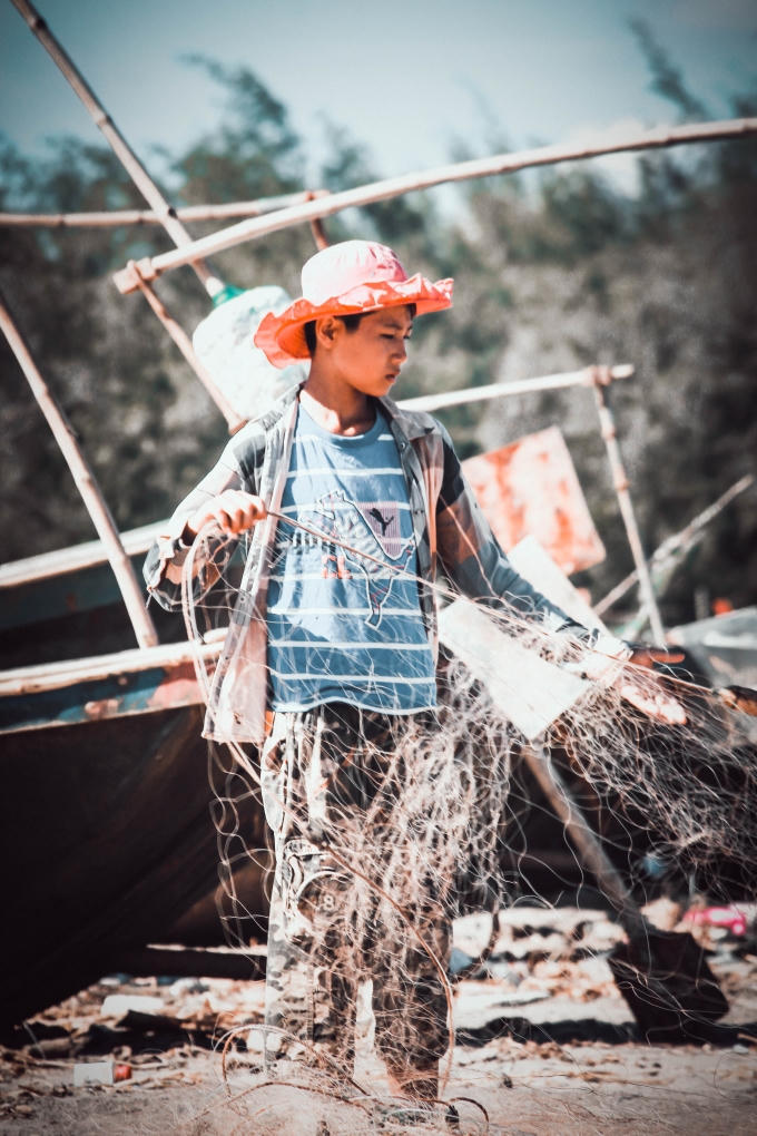 Trẻ em cũng tham gia phụ giúp cha me trong việc đánh bắt hải sản.
