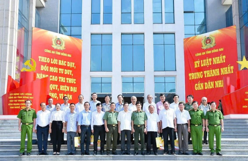 Ban giám đốc Công an tỉnh Đồng Nai chụp ảnh lưu niệm cùng các đồng chí nguyên lãnh đạo công an tỉnh.