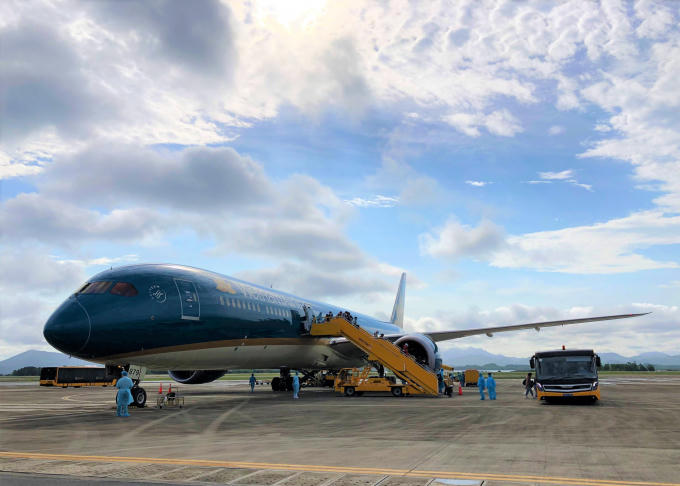 chuyen-bay-cho-nguoi-viet-tu-nhat-ban-ha-canh-xuong-san-bay-van-don-15877127611751160230203