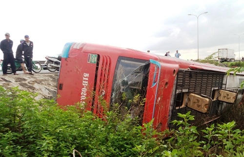 Xe khách lật xuống phần ruộng khiến một hành khách trên xe bị sụp sống mũi.