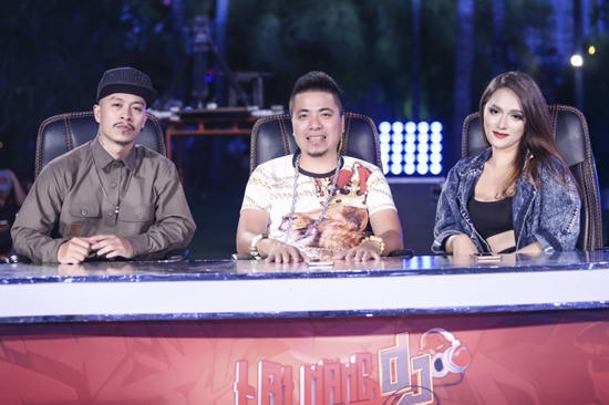Bộ ba giám khảo chính của chương trình trừ Wang Trần làm nghề DJ, lại có một biên đạo múa (Việt Max) và một ca sĩ (Hương Giang Idol).