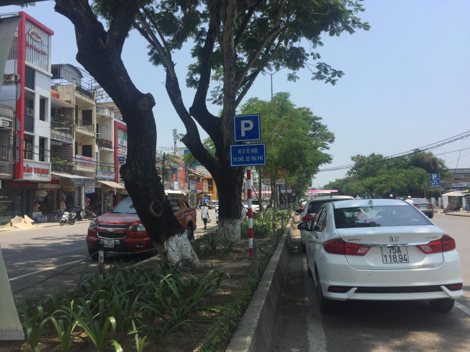 Khu vực mà BQL Bến xe, thuyền TP Huế kẻ vạch bên trái đường một chiều để thu phí.