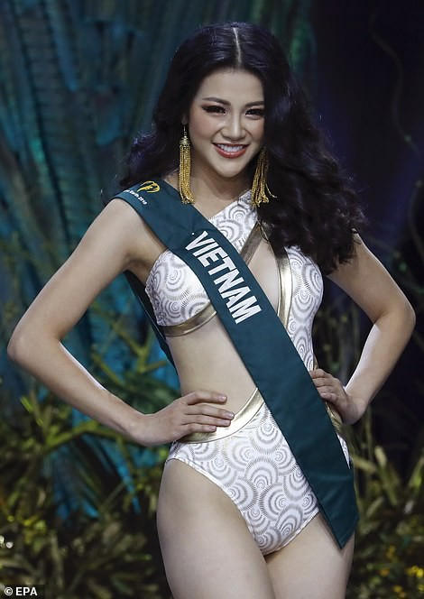 Phương Khánh hiện theo học ngành marketing tại Đại học Curtin Singapore. Vì thế cô có thể nói tiếng Anh khá tốt