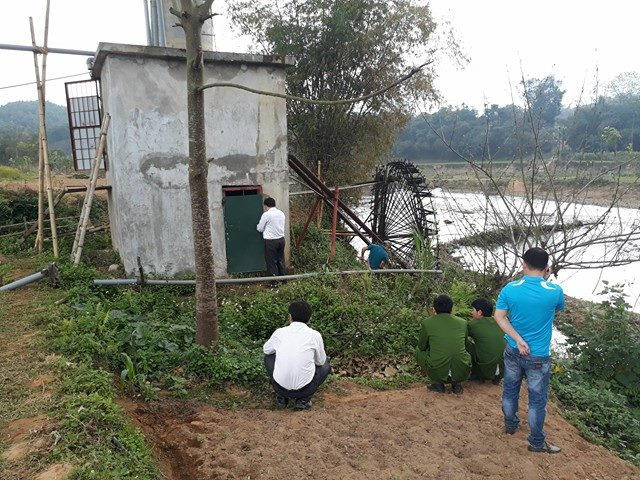 Kiểm tra trạm bơm nước từ sông lên bể chưa của doanh nghiệp Tuấn Vinh. (Ảnh: A.Thắng)