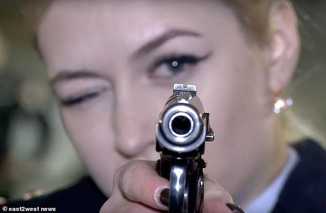 Cô có bằng ngành luật và từng phục vụ trong lực lượng cảnh sát. Khramtsova rất tự tin với khả năng bắn súng của bản thân. “Điều quan trọng là bạn phải rút khẩu súng ra một cách bình tĩnh, nhắm vào mục tiêu và thở ra”, cô chia sẻ.