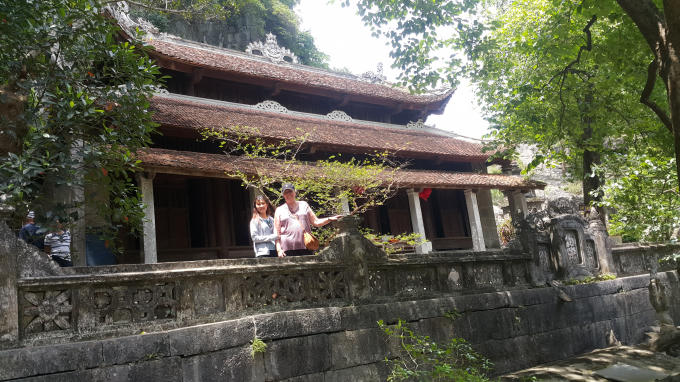 Cách TP Ninh Bình khoảng gần 10km, chùa Bích Động nằm ở xã Ninh Hải, huyện Hoa Lư (Ninh Bình). Ngoài ra chùa còn có tên khác là "Bạch Ngọc Thanh Sơn Đồng", nghĩa là ngôi chùa bằng đá đẹp và trong trẻo như ngọc ở chốn thâm sơn cùng cốc.