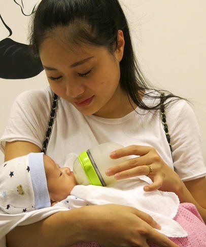 Sau bao ng&agrave;y lo lắng, giờ đ&acirc;y người mẹ trẻ rất hạnh ph&uacute;c khi thấy con khỏe mạnh.