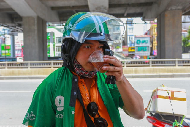 Là xe ôm công nghệ ở Hà Nội, anh Hoàng Hùng Giang (35 tuổi) cũng cảm nhận được sự vất vả và khó khăn khi phải chở khách dưới thời tiết nắng nóng như này. “Mình rất cám ơn những người đã lên ý tưởng này, góp phần giúp những người lao động như mình đỡ vất vả hơn. Cốc nước thực sự rất ngon.”, anh Giang chia sẻ.