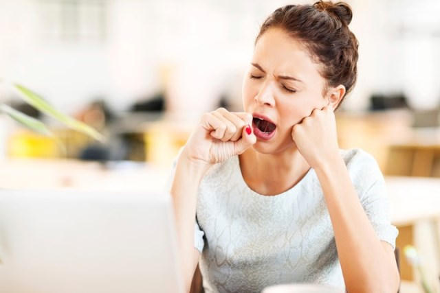 Thiếu ngủ dễ dẫn đến ảo giác, khủng hoảng tinh thần, àm cho não bộ tự loại bỏ một số lượng lớn các tế bào thần kinh và khớp thần kinh.