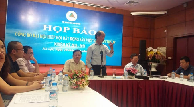 Ông Nguyễn Trần Nam, Chủ tịch HIệp Hội Bất động sản Việt Nam, tại cuộc họp báo.