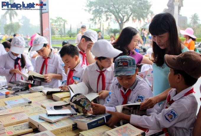 Sau đó, các em học sinh được thỏa sức đọc sách.