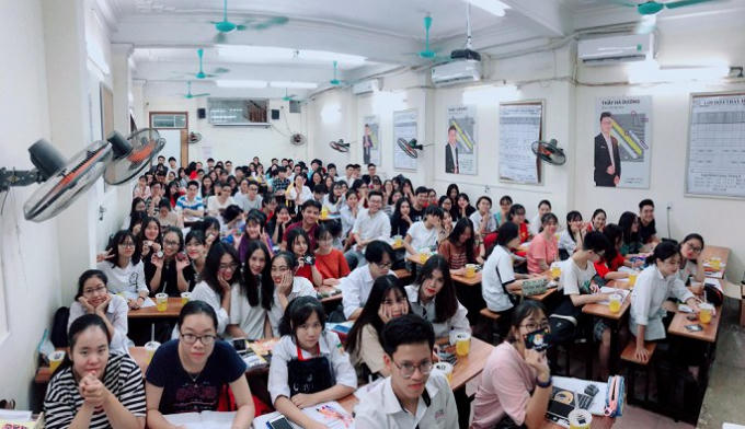 Khởi đầu bằng việc gia sư cho một học sinh, thầy Đạt đang có hơn 1.000 học sinh theo học. (Ảnh: NVCC)