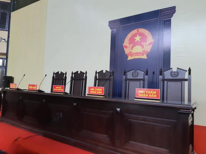 HĐXX gồm 5 người với sự điều hành của Chủ tọa Nguyễn Thị Thùy Hương, Chánh tòa kinh tế thuộc TAND tỉnh Phú Thọ. Đại diện VKSND tỉnh Phú Thọ tham gia phiên tòa có 4 kiểm sát viên.