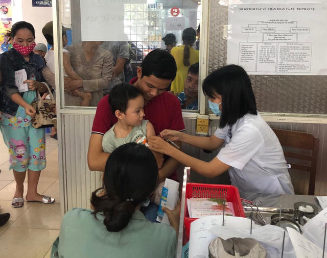 Tiêm ngừa vắc xin cho trẻ tại Trung tâm Kiểm soát dịch bệnh CDC Tiền Giang. Ảnh: H.Hải.