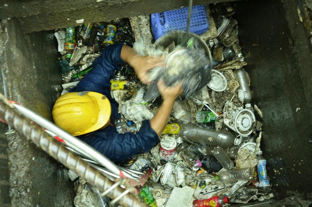 Rác ngập trong hệ thống cống đường Nguyễn Hữu Cảnh chiều 17/10. (Ảnh: Dân trí)