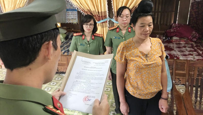 Cơ quan An ninh điều tra ra quyết định khởi tố bị can và ra lệnh bắt bị can để tạm giam đối với Lò Thị Trường về tội đưa hối lộ.