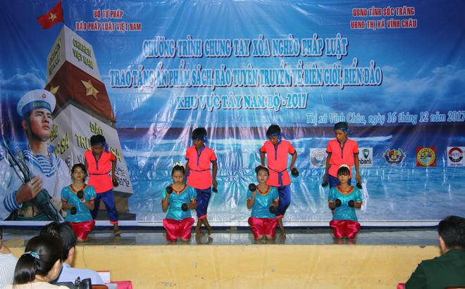Tiết mục văn nghệ chào mừng chương trình. Ảnh Thành Thật.