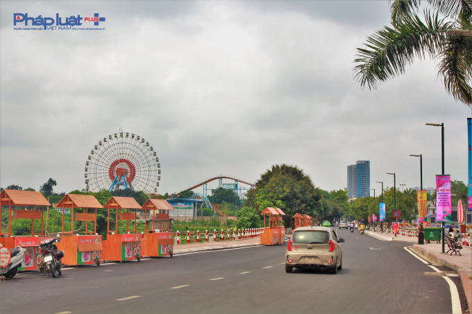 Phố Trịnh C&ocirc;ng Sơn k&eacute;o d&agrave;i từ ng&atilde; ba ng&otilde; 612 Lạc Long Qu&acirc;n đến giao với dốc ng&atilde; ba đ&ecirc; &Acirc;u Cơ. Đoạn đường n&agrave;y d&agrave;i 900 m, rộng 9,5-12,5 m, nằm tr&ecirc;n địa b&agrave;n quận T&acirc;y Hồ.