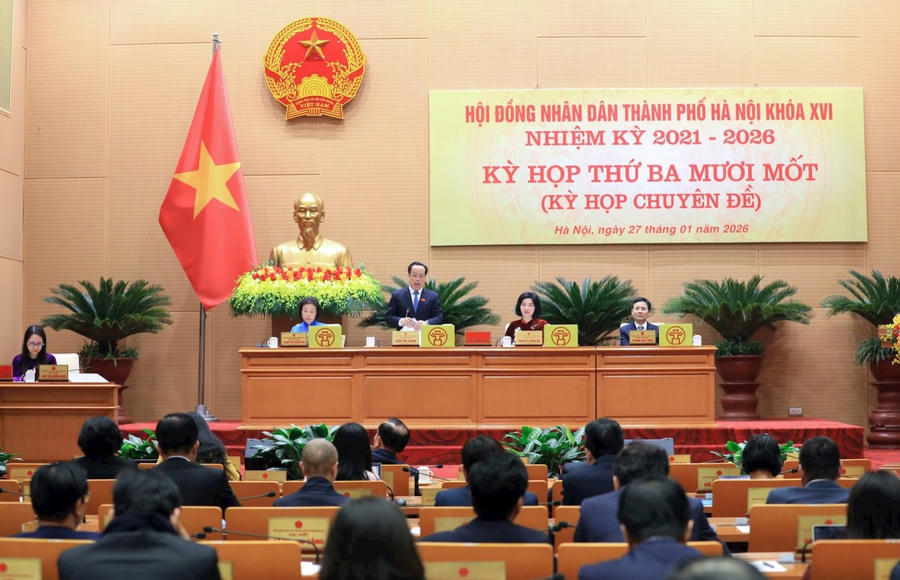 Chủ tọa kỳ họp điều hành phần thảo luận, thông qua Nghị quyết. Ảnh: Lê Hải.