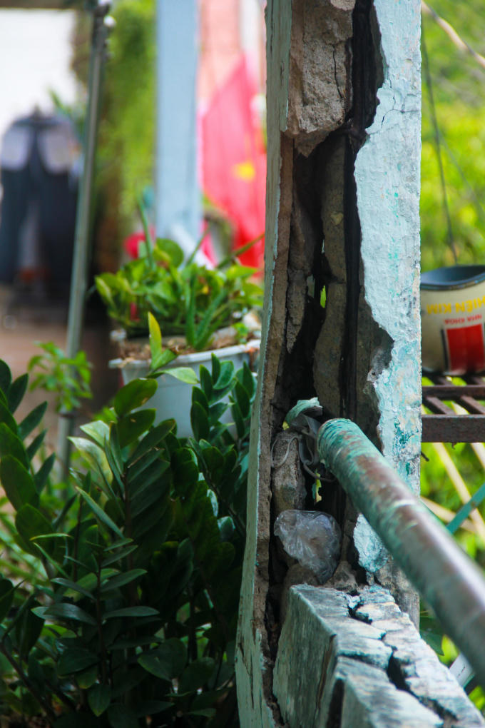 Cuộc sống người dân ở đây đang gặp nguy hiểm, vì chung cư này có thể đổ sập bất cứ khi nào.