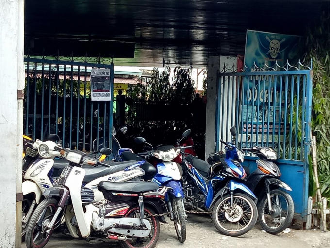 TP HCM: Sau &ldquo;lệnh cấm&rdquo;, gầm cầu vẫn bị &ldquo;xẻ thịt&rdquo;