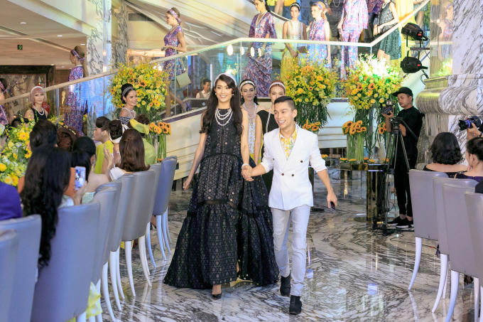 Đảm nhận vai trò vedette, Lệ Hằng đầy kiêu kỳ, cuốn hút khiến ai cũng phải ngước nhìn