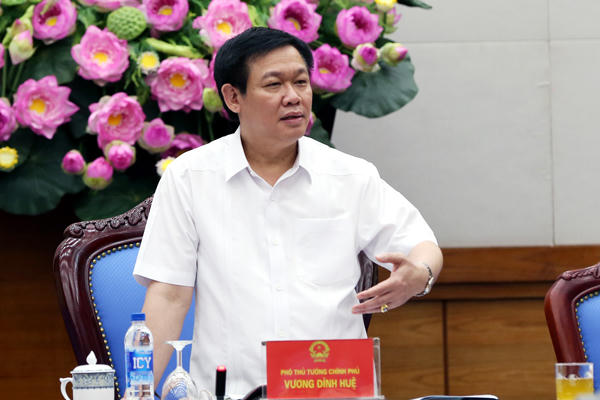 Phó Thủ tướng Vương Đình Huệ cho biết: Đời sống người có công đã được cải thiện nhiều trong những năm qua nhưng vẫn còn nhiều người có mức sống dưới trung bình ở nơi cư trú, cá biệt có những người lâm vào tình trạng nghèo khổ.