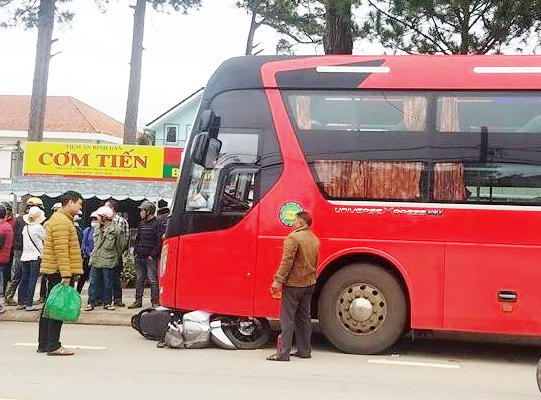 Lâm Đồng: Bé 8 tuổi bị xe khách tông tử vong khi vừa mua bánh mỳ
