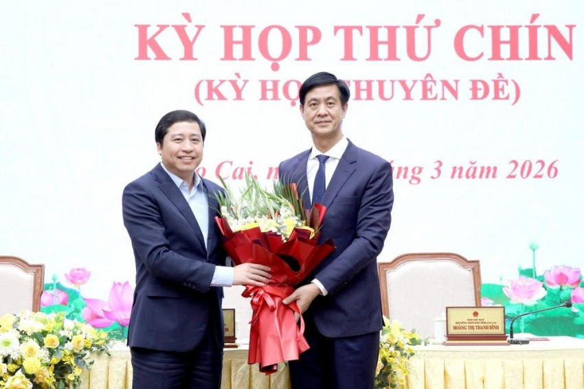 Bí thư Tỉnh ủy Lào Cai Dương Quốc Huy tặng hoa chúc mừng ông Phan Trung Bá (bên phải).