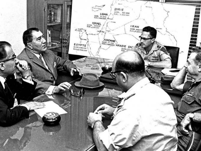 Các quan chức quốc phòng Iran với các đối tác Israel tại trụ sở quân đội Israel vào năm 1975. Ảnh: Wikimedia Commons.