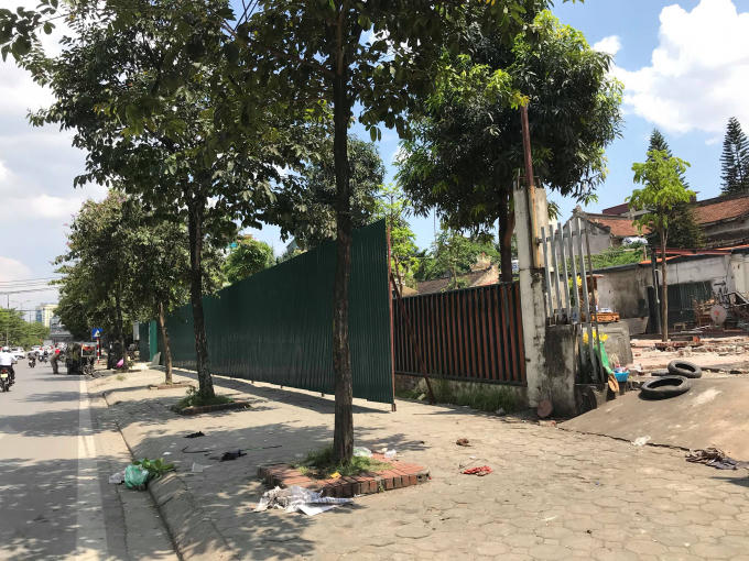 Một trong nhiều công trình vi phạm tại mương thoát nước Nghĩa Đô đã được chính quyền quận Cầu Giấy quyết liệt tháo dỡ.