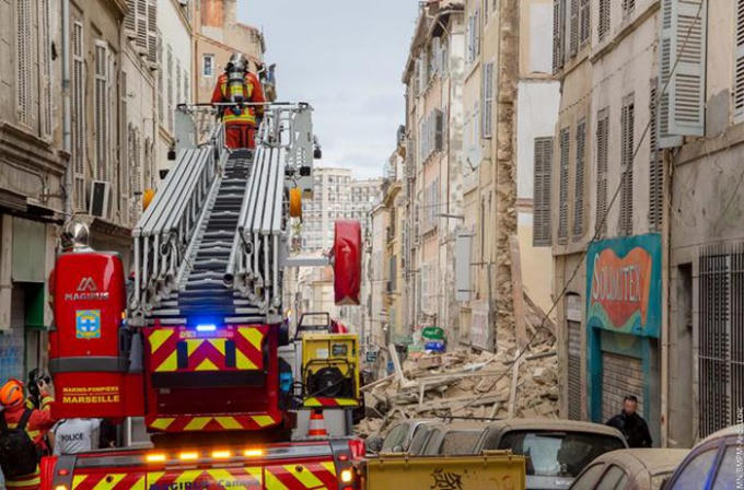 Lực lượng cứu hộ đang nỗ lực tìm kiếm các nạn nhân trong đống đổ nát.