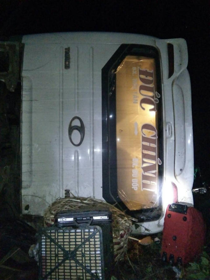 Xe lao xuống vực sâu.